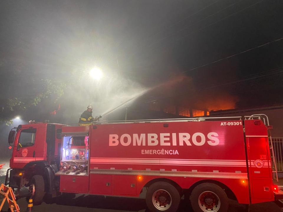 Foto 2 de 6 — Incêndio de grandes proporções atinge barracão abandonado em Araraquara